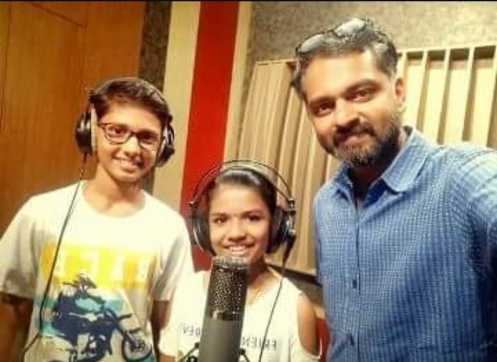 Sreyakutty's tweet photo. ബിജിപാൽ സാറിന്റെ സംഗീതസംവിധാനത്തിൽ അദ്ദേഹത്തിന്റെ മകനായ ദേവദത്തനുമായി ഒരു ഗാനം ആലപിച്ച ശ്രേയക്കുട്ടി 😍😘
https://t.co/PoHBnLP7kn https://t.co/c7FwTZW8VN