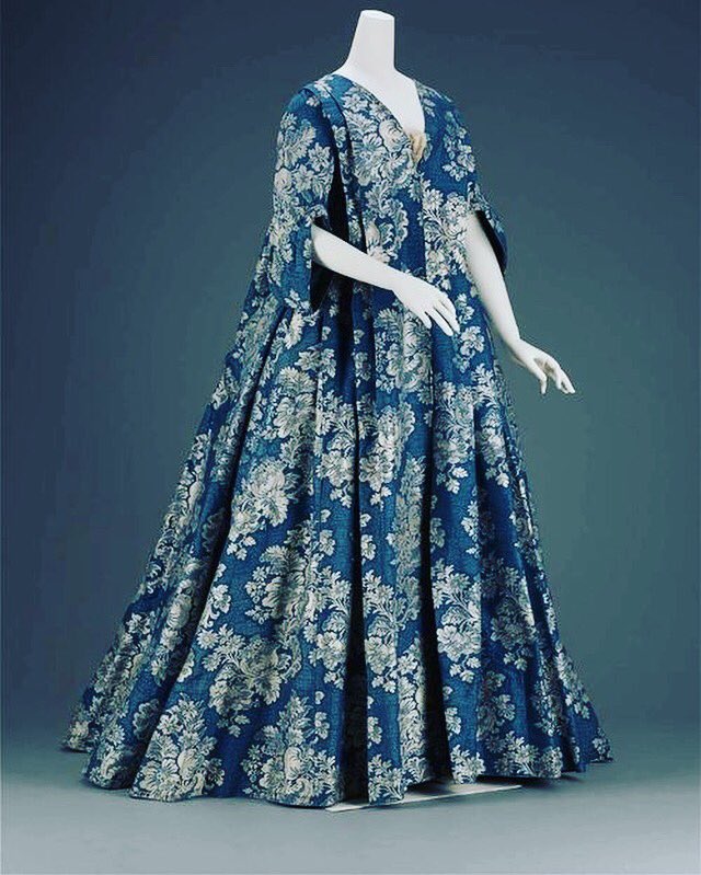 kateStrasdin's tweet photo. I would have liked to have conducted student tutorials wearing this c1730 robe volante today for pure comfort &amp; voluminous-ness @mfaboston https://t.co/bx8Y54vBUw