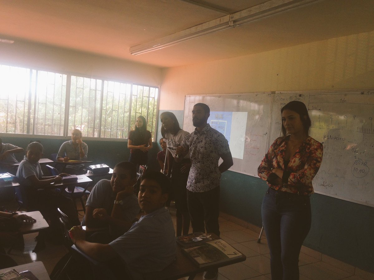 tareatuitera's tweet image. Riesgos y beneficios de utilizar las #RedesSociales. Los equipos de #PerDig en plena faena en el #InstitutoAmérica. #Taller #Digital