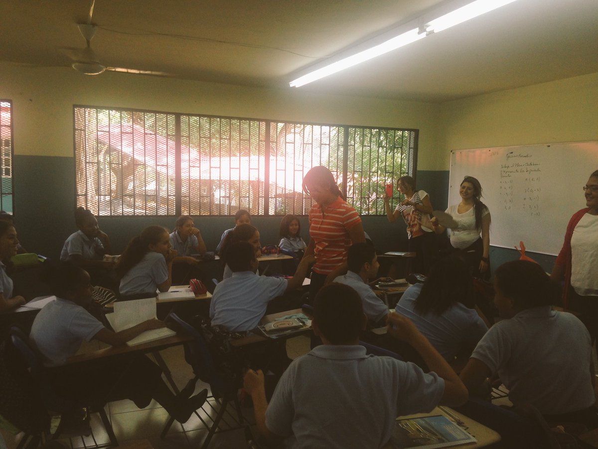 tareatuitera's tweet image. Riesgos y beneficios de utilizar las #RedesSociales. Los equipos de #PerDig en plena faena en el #InstitutoAmérica. #Taller #Digital