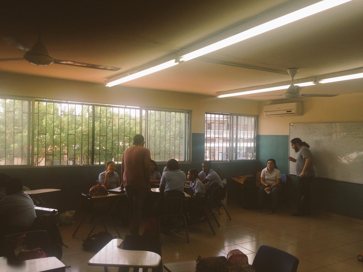 tareatuitera's tweet image. Riesgos y beneficios de utilizar las #RedesSociales. Los equipos de #PerDig en plena faena en el #InstitutoAmérica. #Taller #Digital