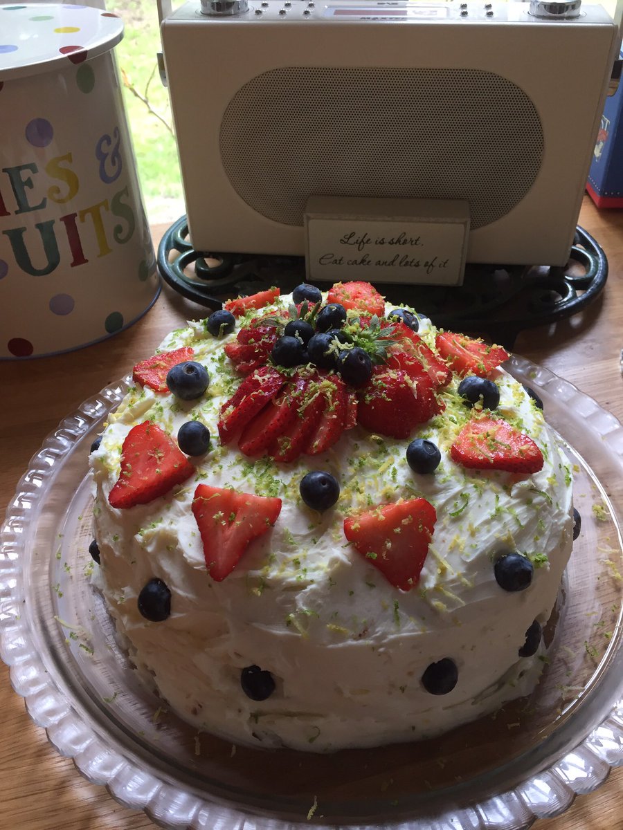 ColbourneSarah's tweet image. Some days you just need to bury your face in cake......