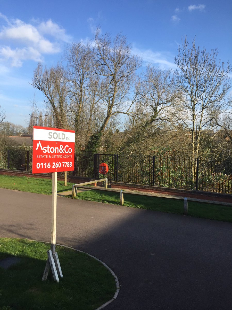 bencm100062's tweet photo. Lovely day to be selling property @AstonAndCompany #morepropertiesrequired https://t.co/9cyTunelhR
