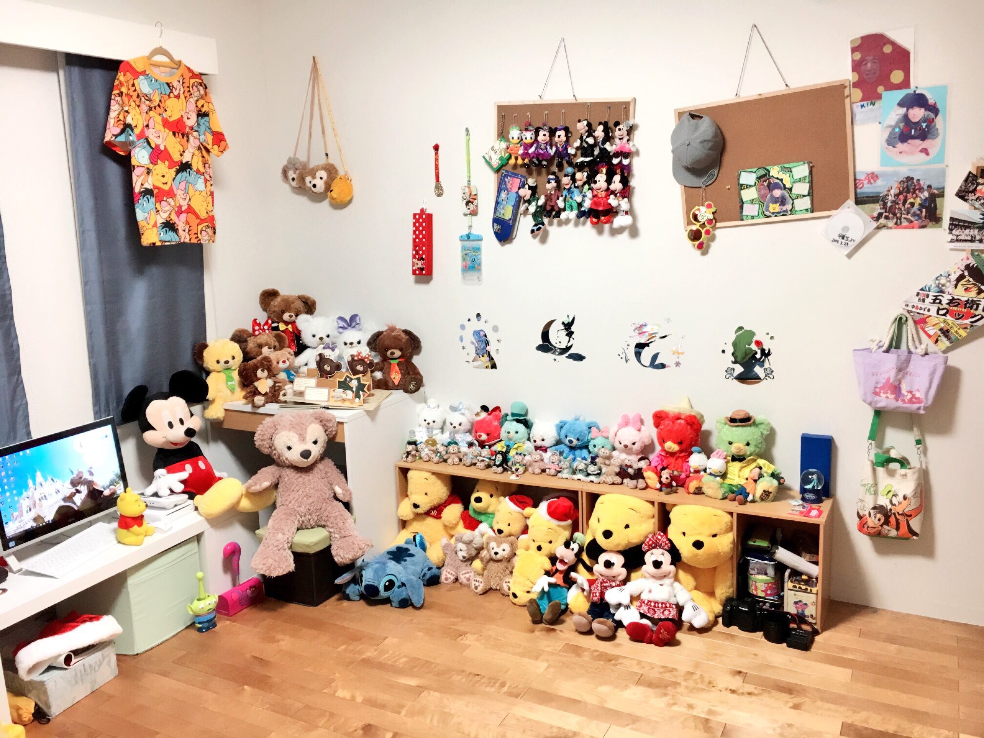 تويتر たいじゅ على تويتر やっと部屋の片付けおわったー 部屋綺麗にするのはすぐ終わるんだけどいっつもぬいぐるみの配置に悩んで時間かかるんだよなー てことで前の部屋の配置との ビフォーアフターをどうぞ ディズニー ディズニー男子 僕の私の