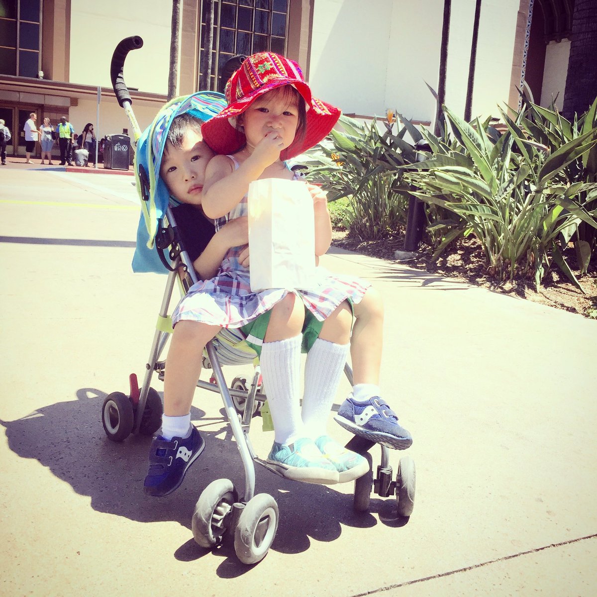 thehustlingmama's tweet photo. I made it this far without purchasing a #double #stroller and don't plan on giving in anytime soon!#winning #lessjunk #parenting #mom #kids https://t.co/5iJVu7dQye