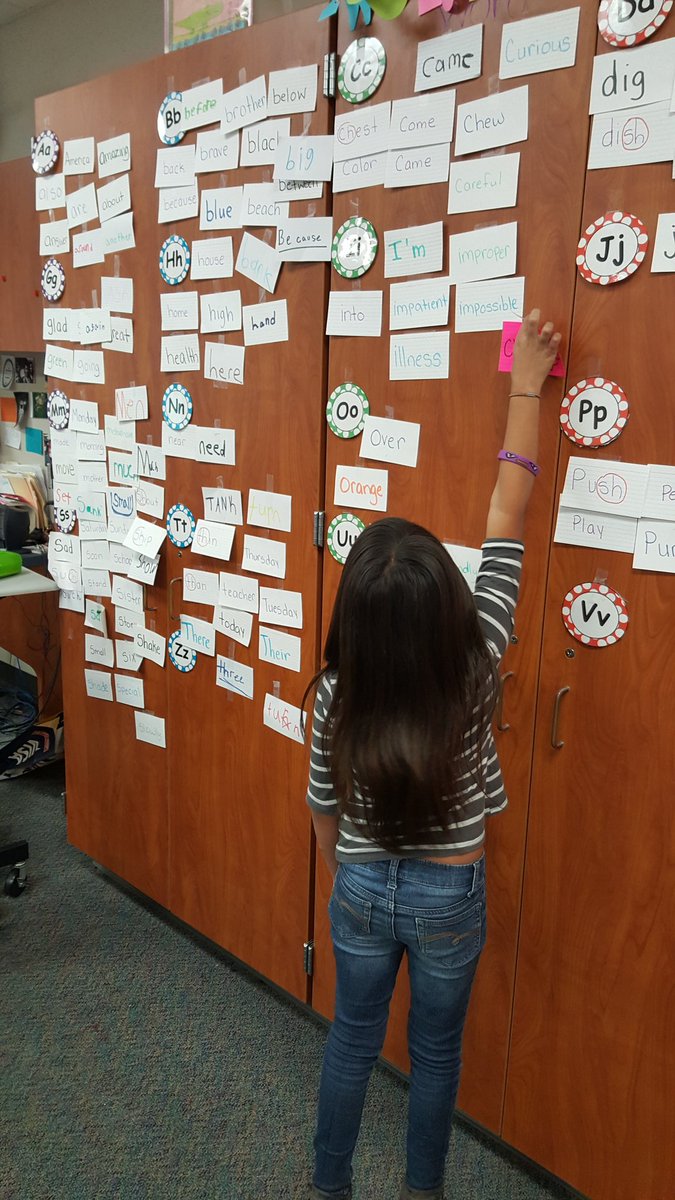 CandaceNewt1's tweet photo. 2nd grade students write their own words on Word Wall. Managers of their own learning. @RhondaWade5 @VelascoElem https://t.co/V9ei54bZ7U