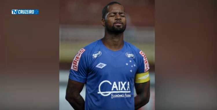 mgfutebol's tweet photo. Cruzeiro divulga vídeo com os bastidores da volta de Dedé, com recado dos companheiros https://t.co/3bWLSjbe3M https://t.co/4SLLJHoy9j