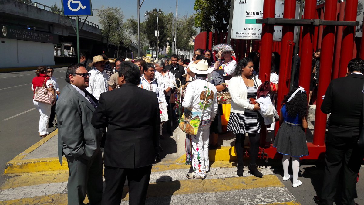 Gobernadores indigenas en las puertas de la camara de diputados mas de una hora en el sol en espera de ser recibidos