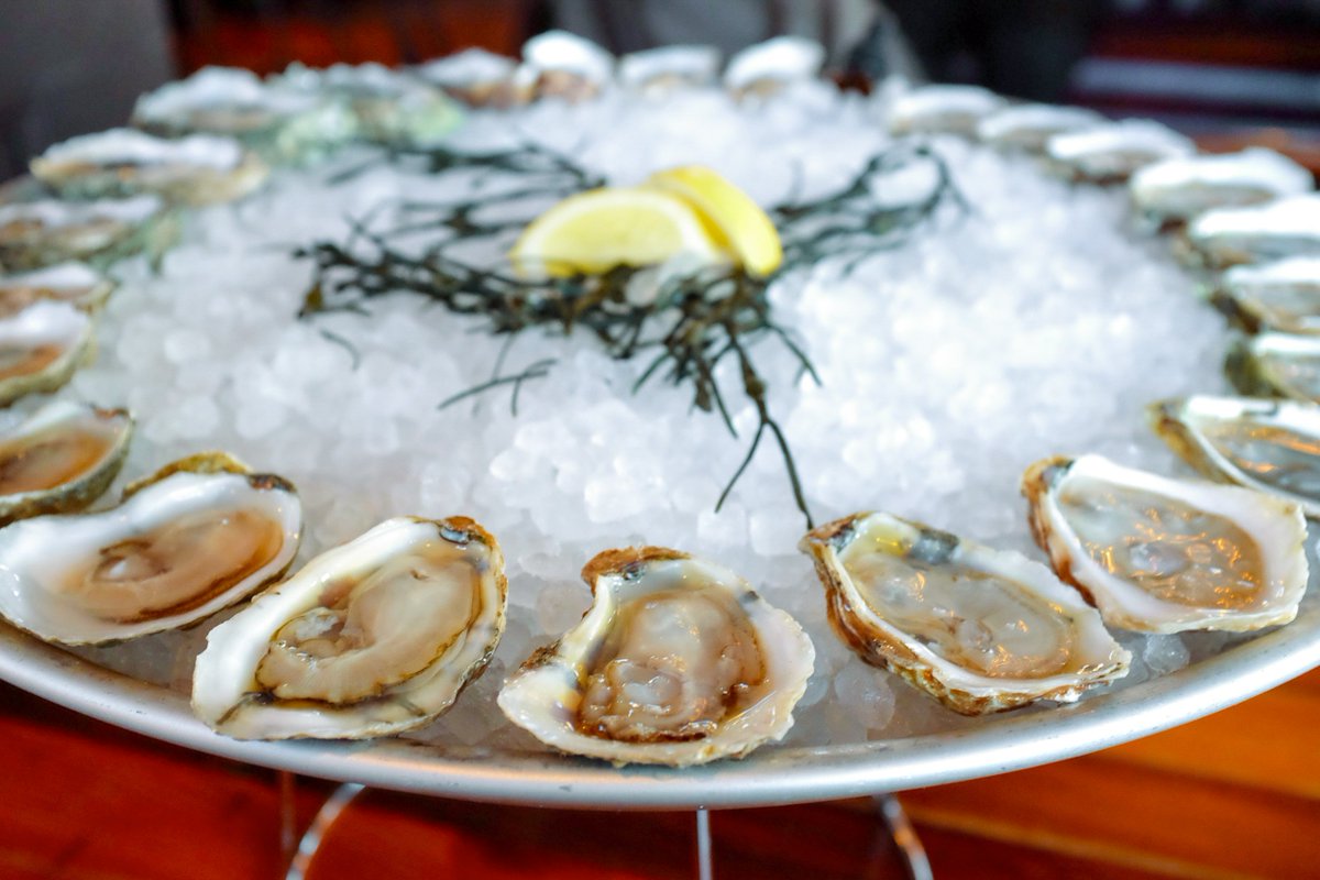 Eater's tweet image. In Decatur, Georgia, @kimballhousebar is the oyster bar of your dreams eater.com/2017/3/23/1471…