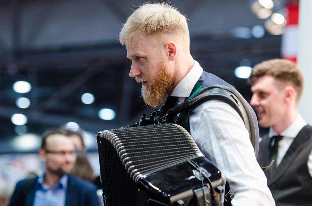 LTembassyDE's tweet photo. Laut und freundlich! Stand #Litauen/s in der Leipziger @buchmesse  eröffnet von Kulturministerinin Ruokyte-Jonsson und Direktor Zille. https://t.co/bHttjwYRoj
