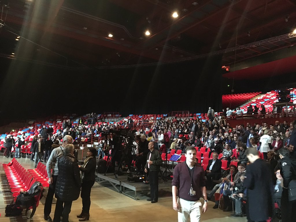 La salle se remplit petit à petit ! #MacronDijon #Macron2017
