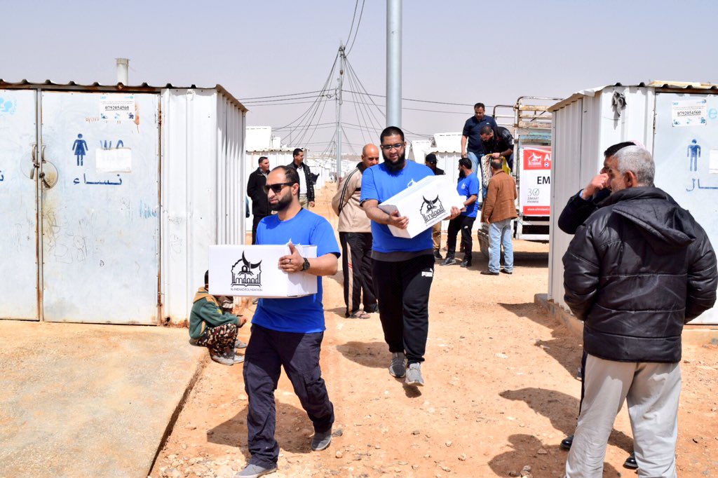 Alimdaad_UK's tweet photo. Great teamwork by the UK volunteer delegation in Jordan assisting Syrian refugees with food, shelter, empowerment and emergency aid. https://t.co/7L3sswpr44