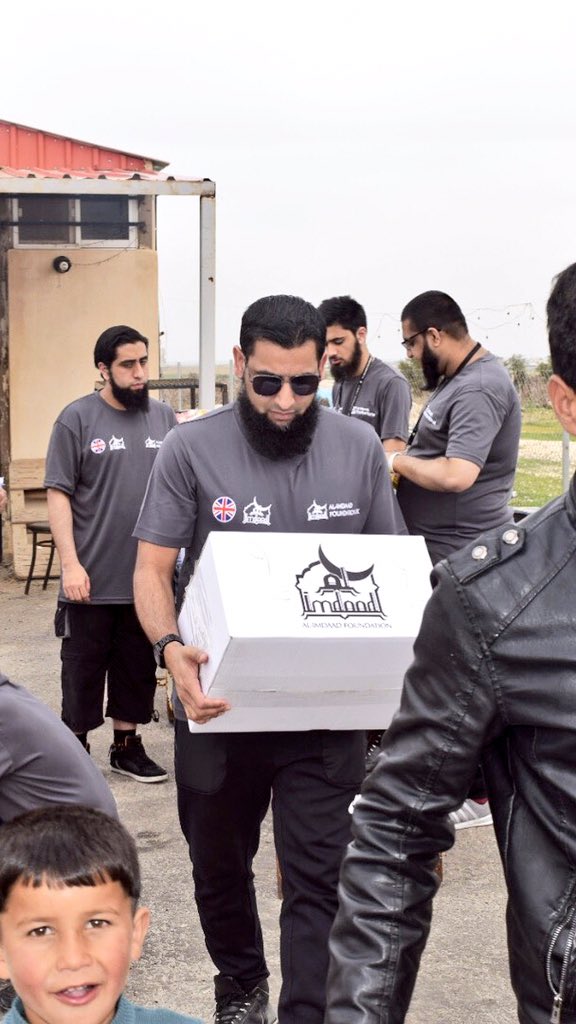 Alimdaad_UK's tweet photo. Great teamwork by the UK volunteer delegation in Jordan assisting Syrian refugees with food, shelter, empowerment and emergency aid. https://t.co/7L3sswpr44