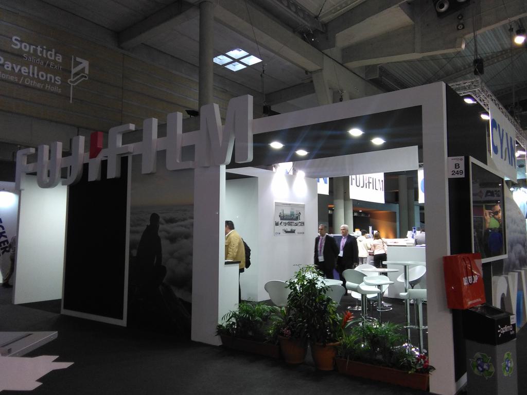 Sanca_SGC's tweet photo. Precioso el stand de @FujifilmXWorldE que hemos realizado para Cyan en la feria #Graphispag2017 https://t.co/gQOojtyJ8F