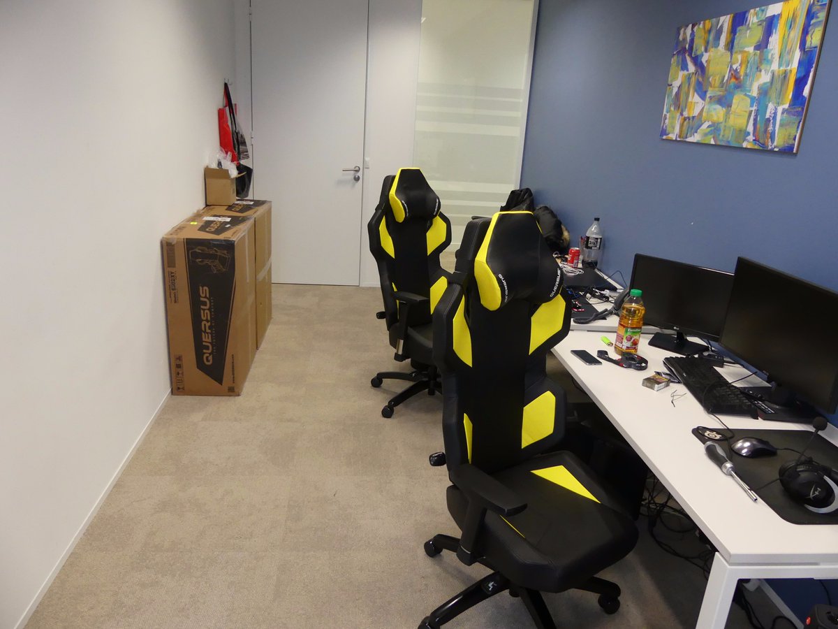 HighzoneTV's tweet image. le matériel dont nous avions besoin pour commencer l'aventure vient de nous être envoyé .rdv demain soir 21h sur twitch #HighzoneTV