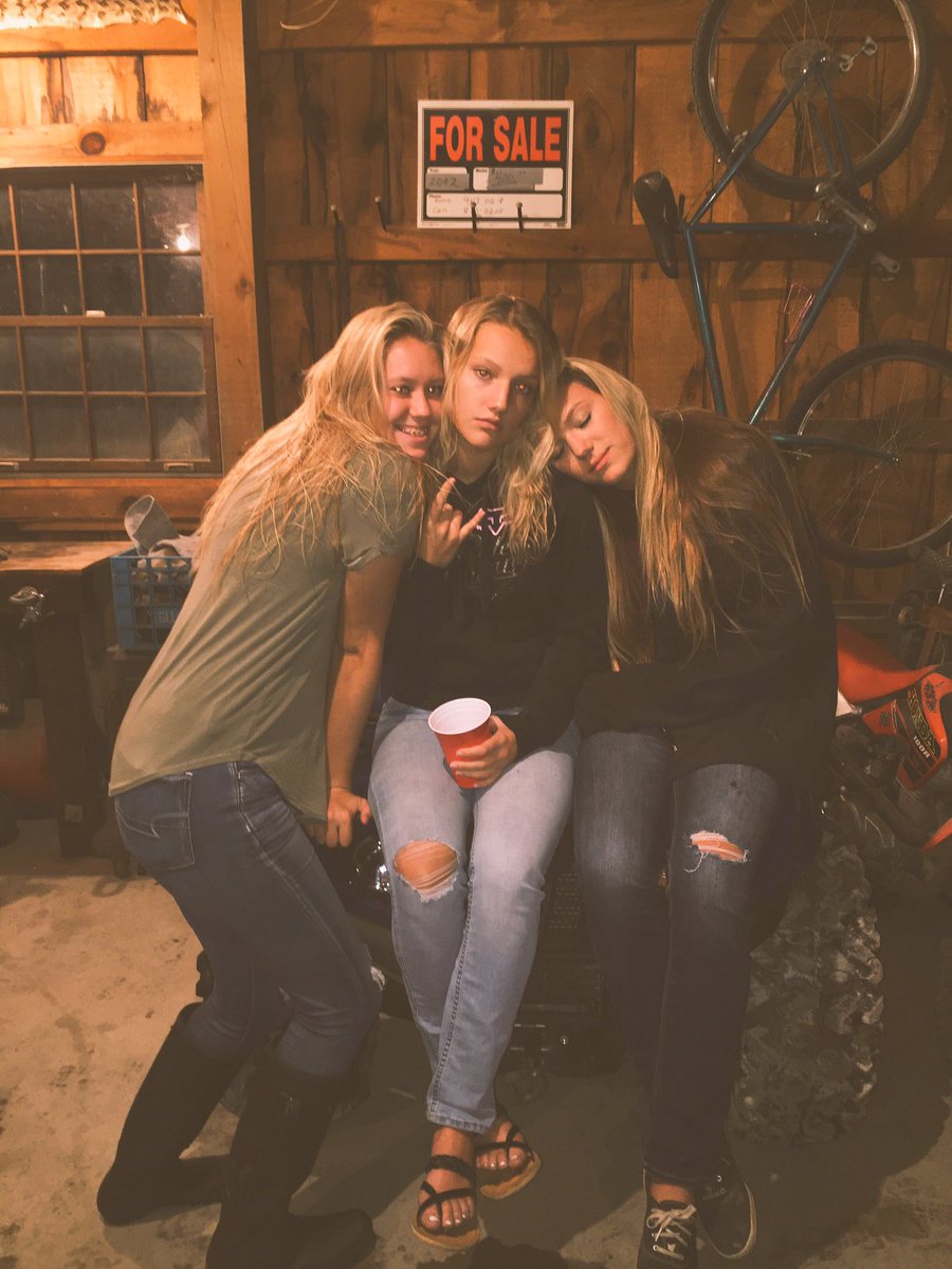 megara_o's tweet photo. Happy birthday to the prettiest girl I know I love you have a great day #pplsaywelookalike #soimustbehot #greatvalueversion @shannon___g ❤🍻 https://t.co/uC1FNRqDFW