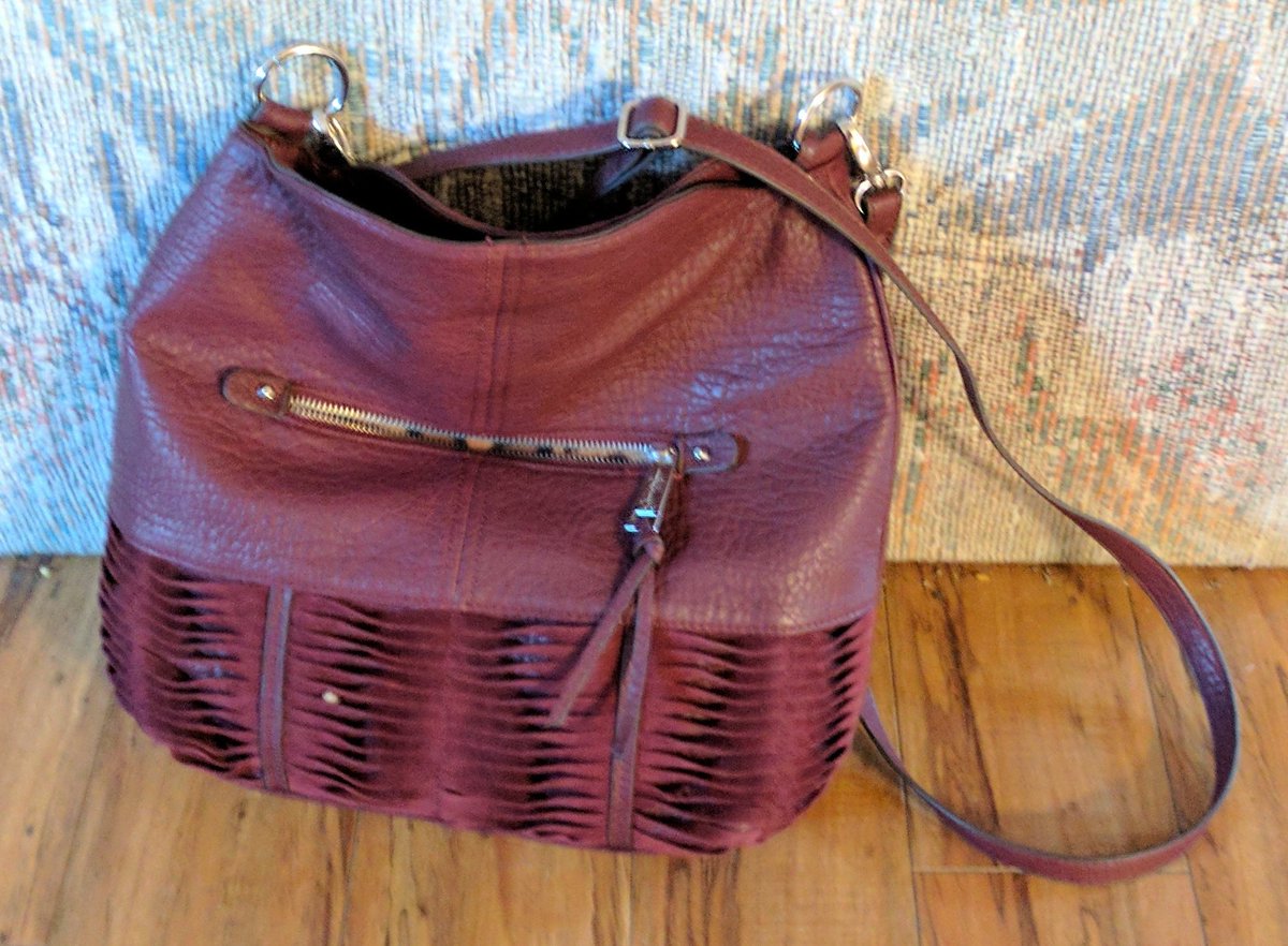 lisarottner's tweet photo. Spotted this FAKE ASS BAG some bxtch didn't think anyone would notice #fakebag #Inoticed #weallnoticed https://t.co/l90LqTrKcl