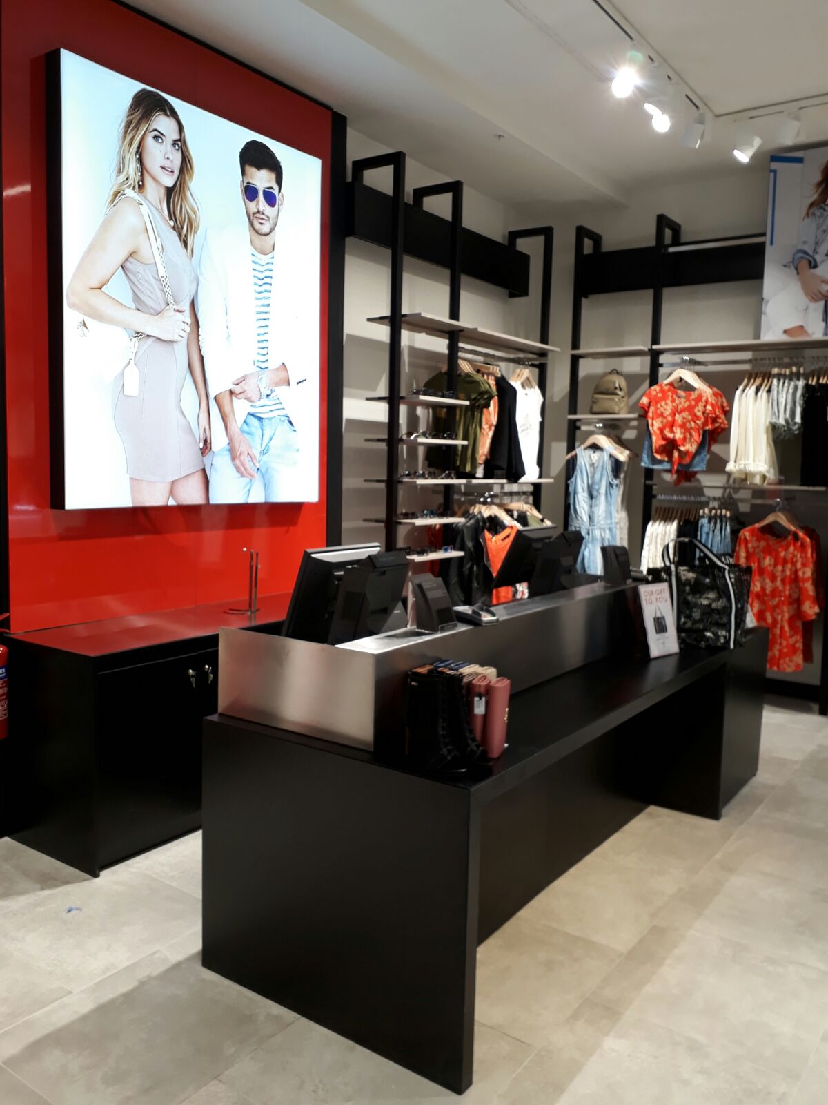klon sagtmodighed overdraw Omnide on Twitter: "New #Guess shop's opening today at the #mcarthurglen  designer outlet in #york https://t.co/9aJXlWQYJr" / Twitter
