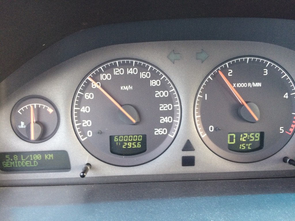 2JanHuisman's tweet photo. Hoewel elke stand uniek is, blijft dit toch een bijzondere @VolvoCarNL #Volvo #V70 
600.000 km 
dankzij het onderhoud @Volvoraalte https://t.co/S0TxlmEuJa