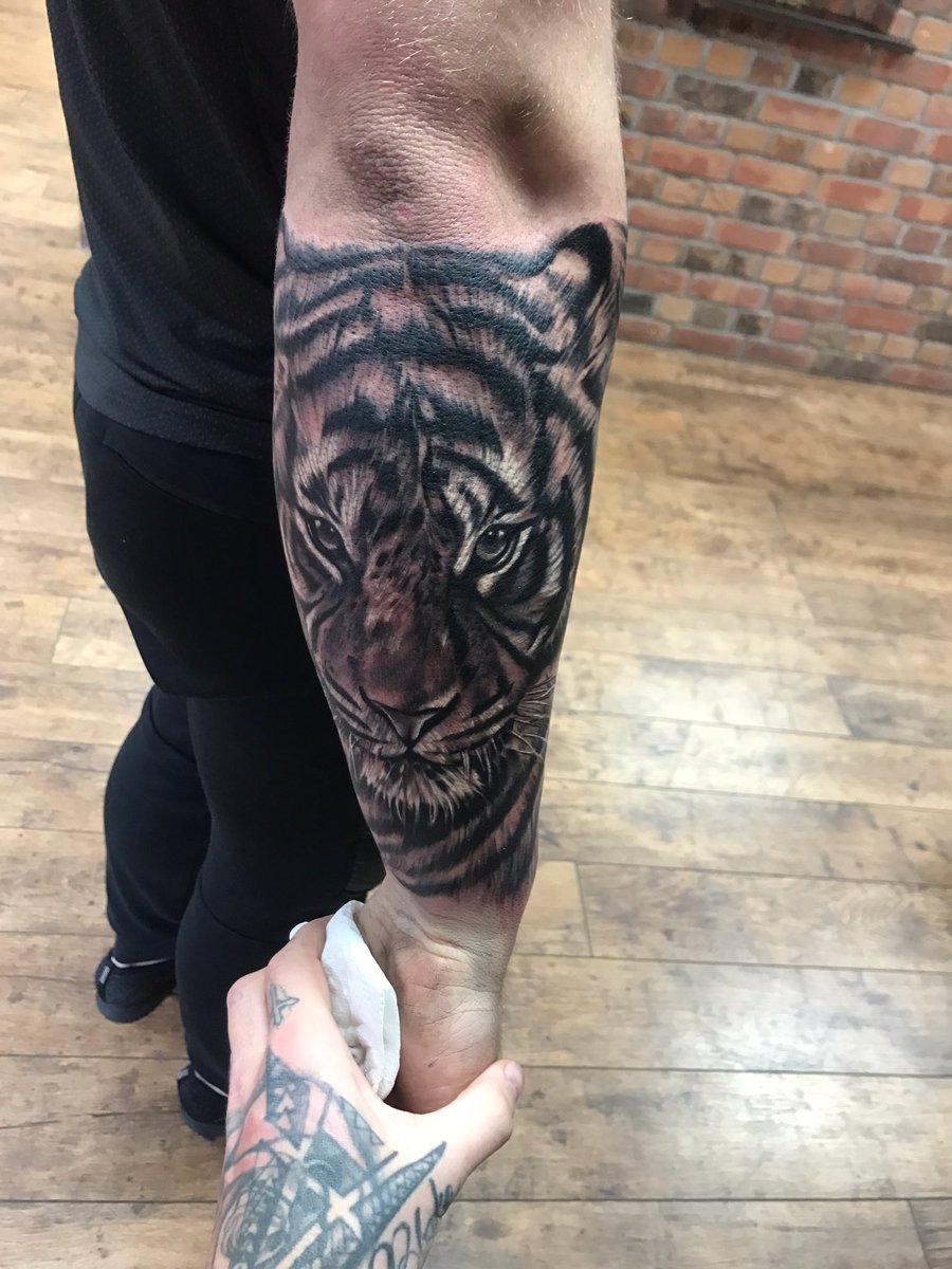 Quest4Coverage's tweet image. Tiger done by @davies_jamie @LifesInked @TattooSociety13