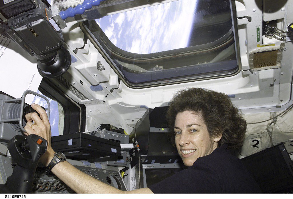 Science_Hub_'s tweet image. Dr. Ellen Ochoa on the Flight Deck of Shuttle Atlantis via NASA ift.tt/2mUXF97