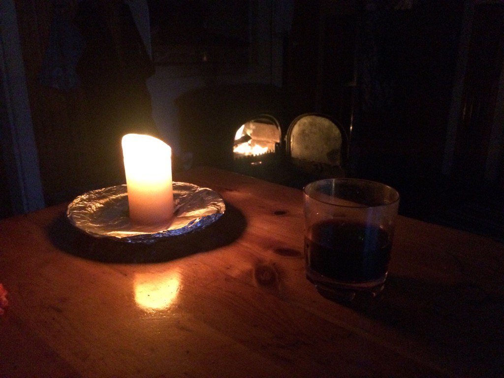 ErvastiPekka's tweet image. Olemme täällä erämaakämpällä - äänestysen jälkeen tosin - päättäneet kohottaa maljan #JSNn #Yle-päätökselle.