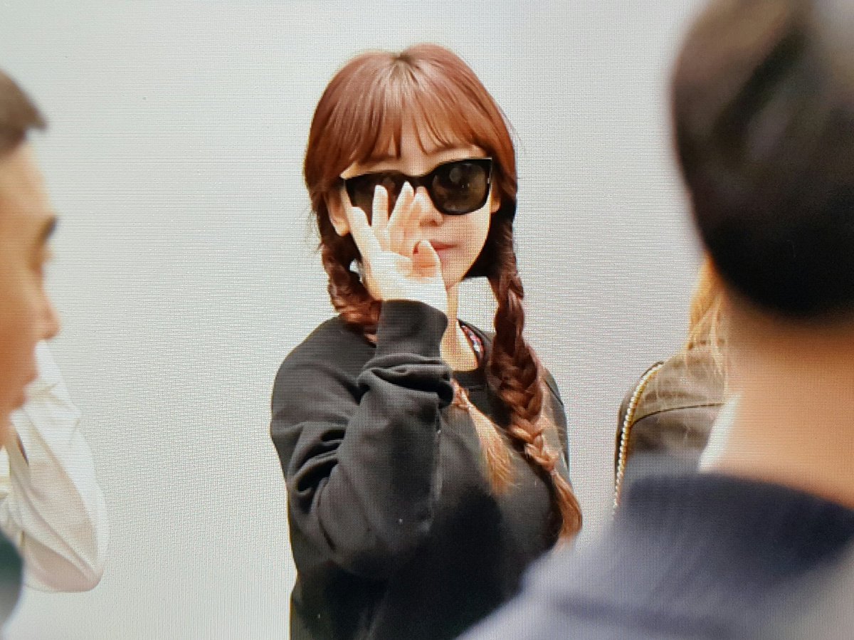 affectiongirl95's tweet photo. 170324 인천공항 출국 프리뷰
#에이핑크 #Apink #남주 (@APINKKNJ)

조심히 다녀와요~~ https://t.co/05WyDRDaNo