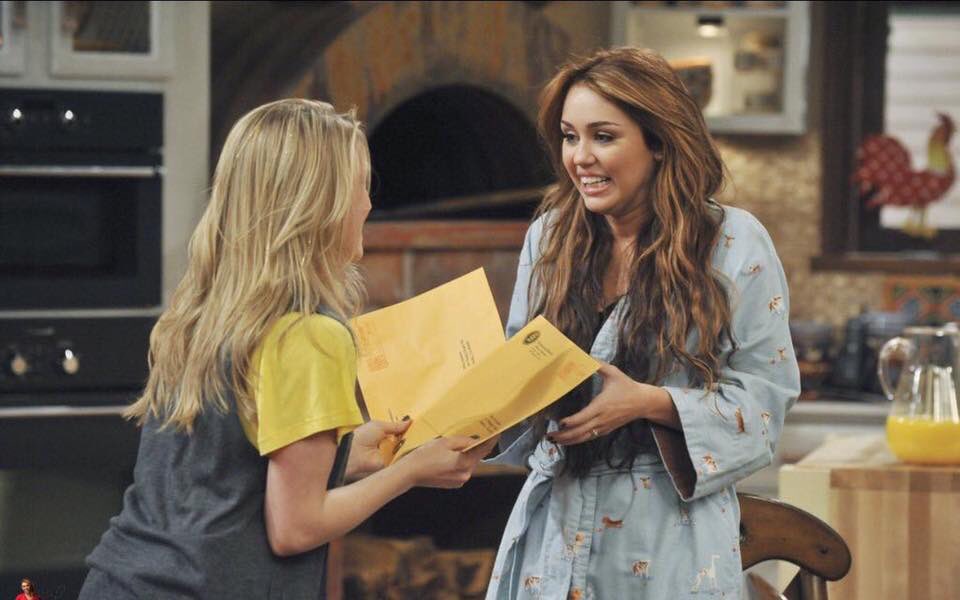 grandesedition's tweet photo. I'm emo😭😭#11YearsOfHannahMontana https://t.co/bdG68WNjDn