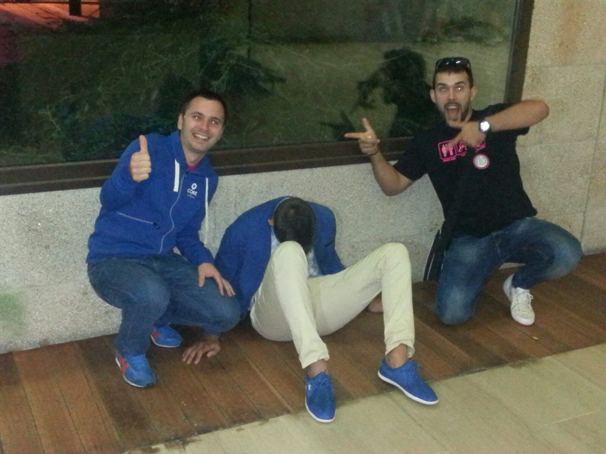 cuspedejrilo3's tweet image. #landrober82 @landrobervilar a mellor foto pre-boda das nosas vidas... vaia risas menuda sede habia...