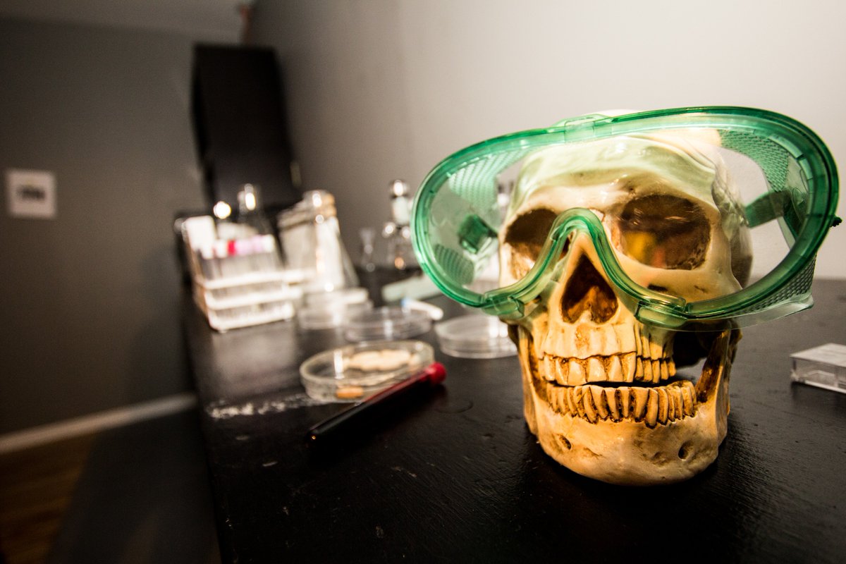 QuestionGamesca's tweet image. We take the #EscapeRoom to the next level by custom-building our games from scratch! Book a game: questiongames.ca/bookings/ #MTL #EscapeGame