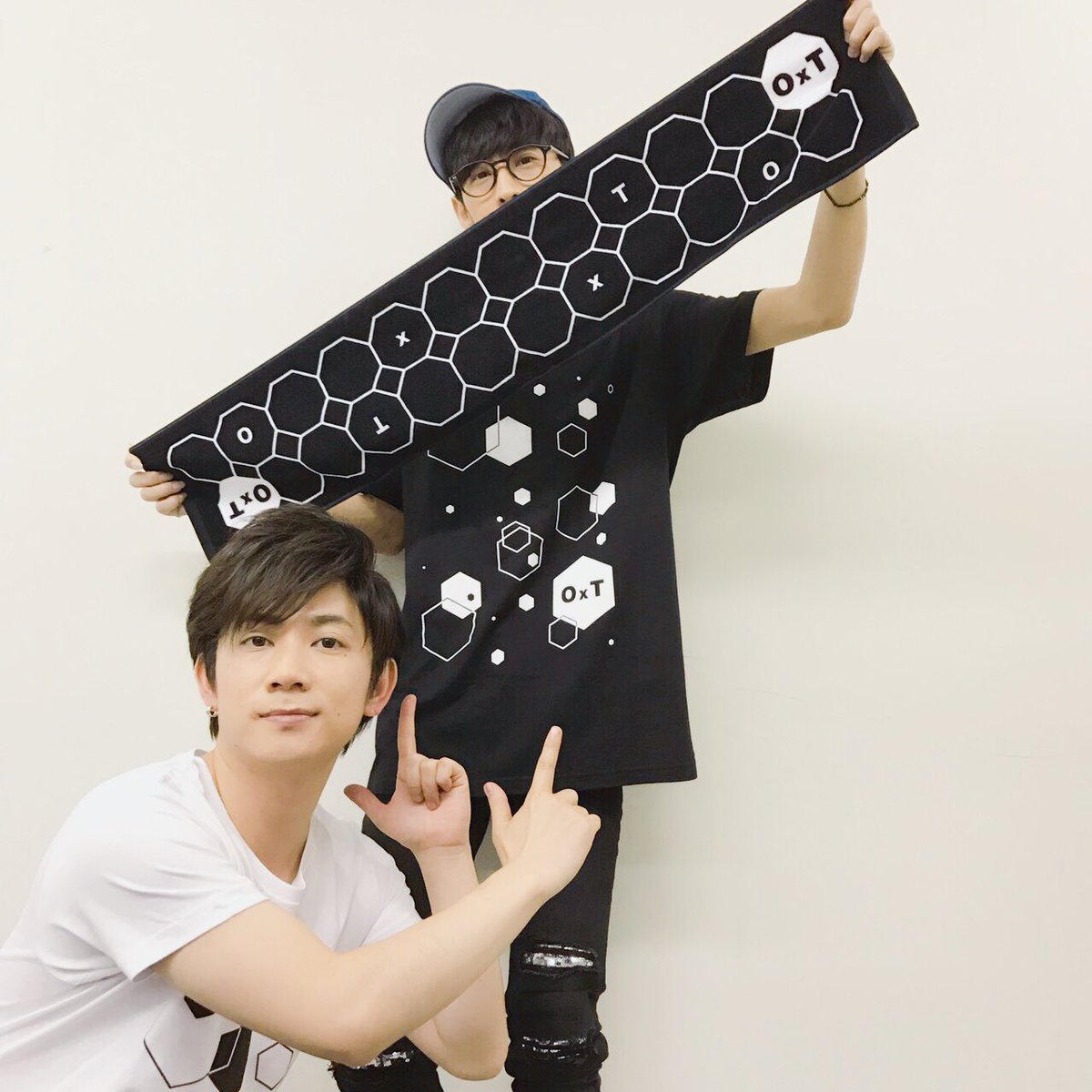 Tom H Ck 大嶋文博 Oxt本日の物販 下記の時間帯と 終演後 にグッズの販売が行われます 3 24 梅田quattroグッズ販売時間 17時 18時 Oxtブレード サイリウム は購入時点で電池が入っております 本日のライブですぐに使えます その他グッズも