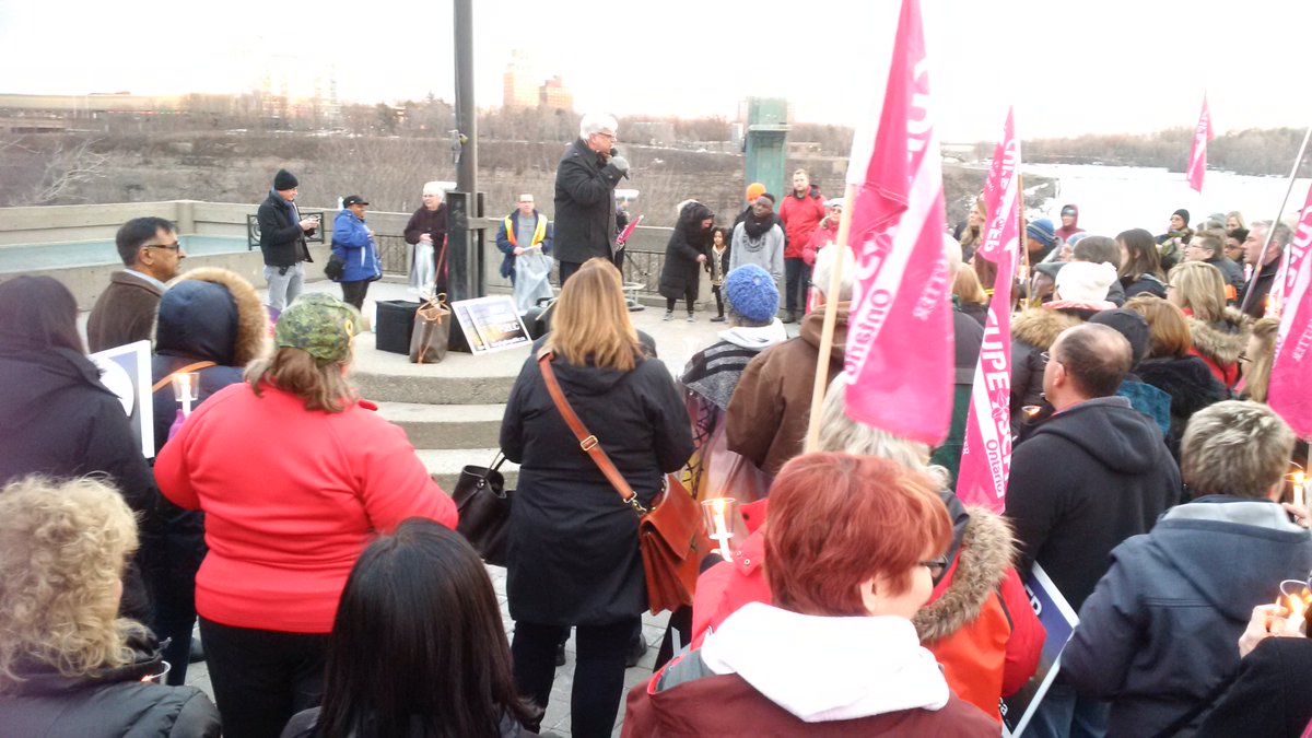 CUPE2191's tweet photo. #L2191 members at @CUPEOntario 's #keephydropublic rally at Niagara Falls https://t.co/FSynWb2j0T