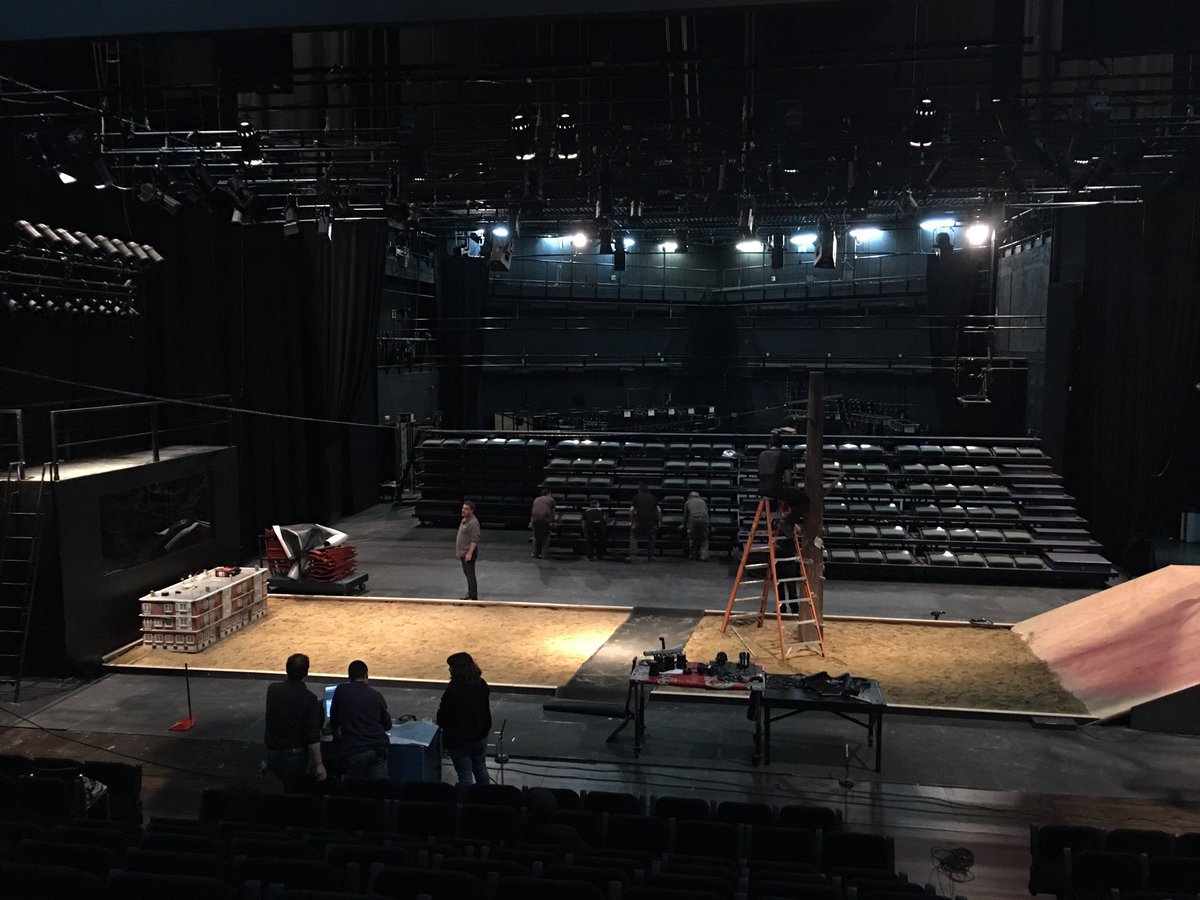 Preparando #historiasdeusera para traer el barrio mañana y pasado al @TCentralSev #userasigueviajando #laemociondevivirhistoriasdebarrio