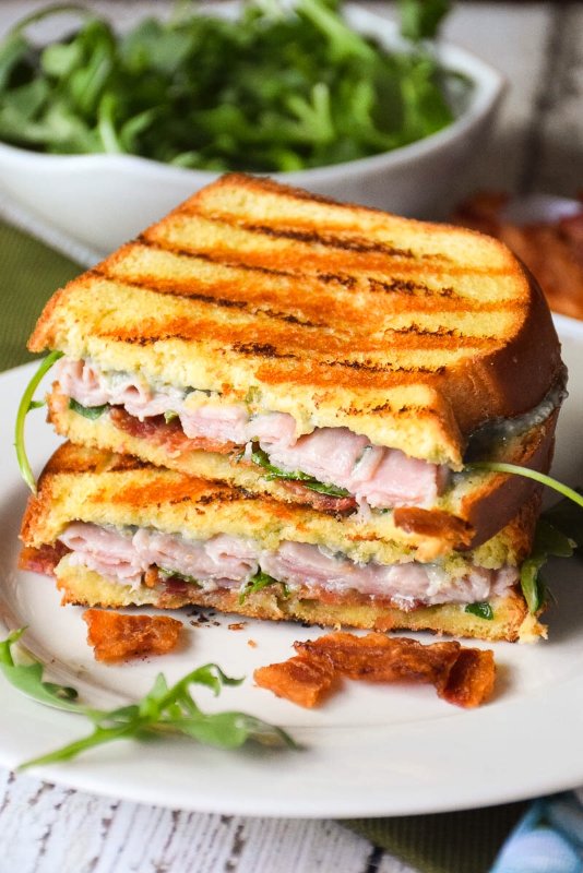 Grilled Ham, Bacon and Blue Cheese Sandwich sumo.ly/xAiI via <a href="/GrumpysHoneyB/">Shelby</a>