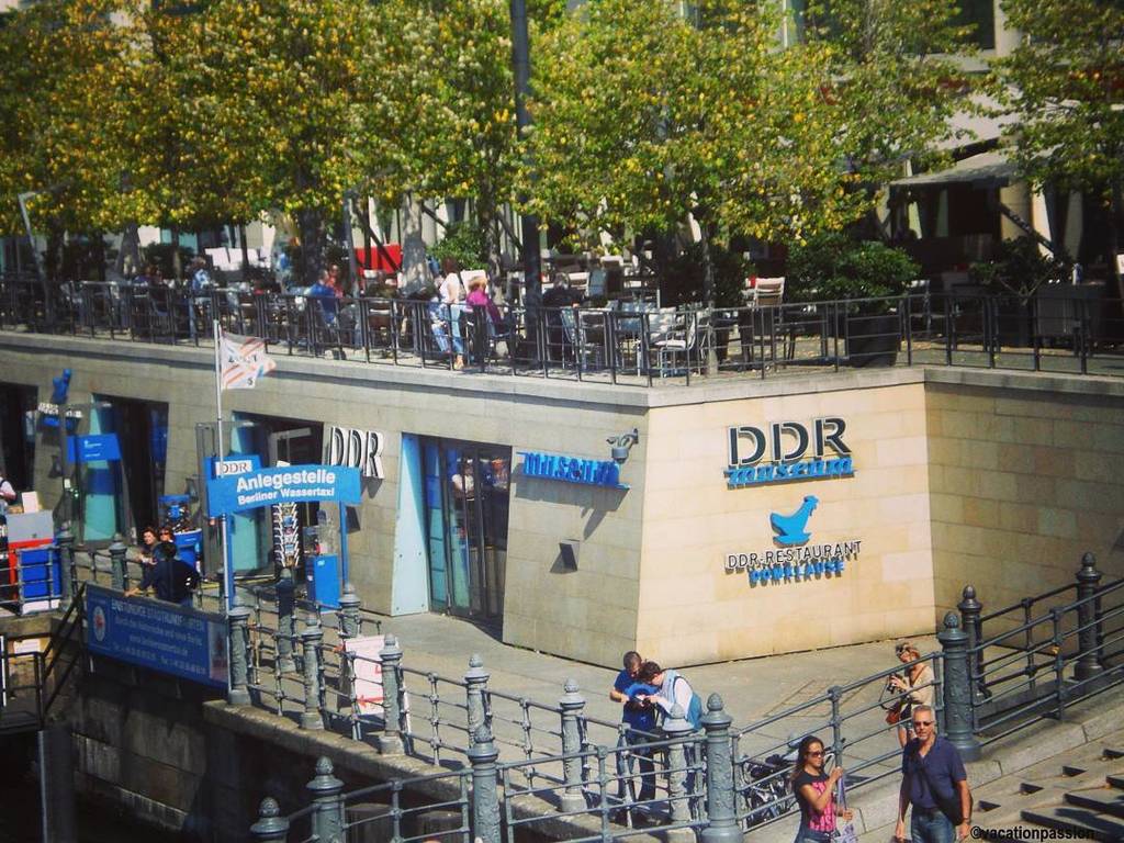 passionvacation's tweet photo. Dieses Land gibt es nur noch im Museum, und das ist auch gut so.
#DDR #BerlinMitte #KalterKrieg #KarlLiebknechtStaß… https://t.co/c9y3Pbs46V