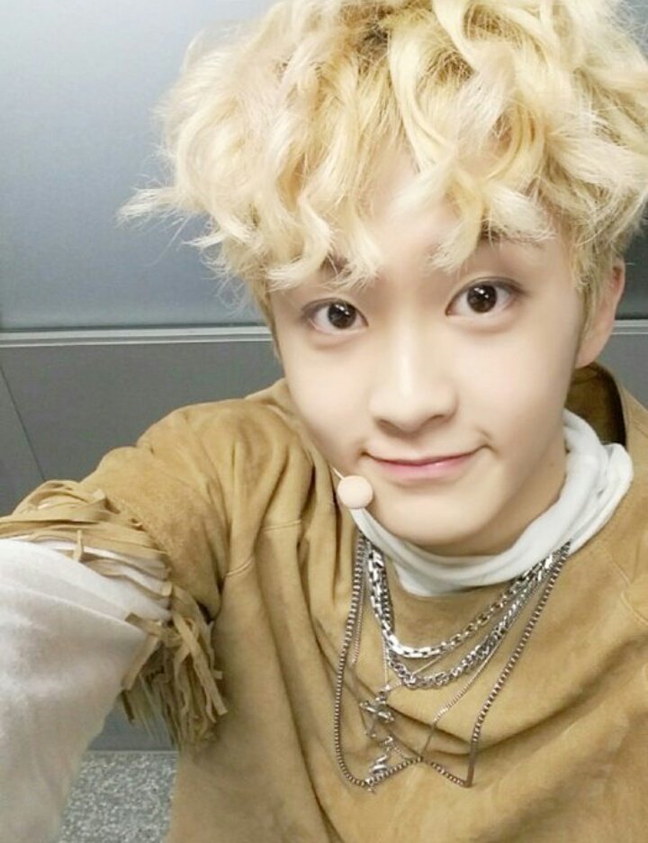 rtbias's tweet photo. ♡ rt if mark is your bias ♡ https://t.co/XzAw1oq5YE