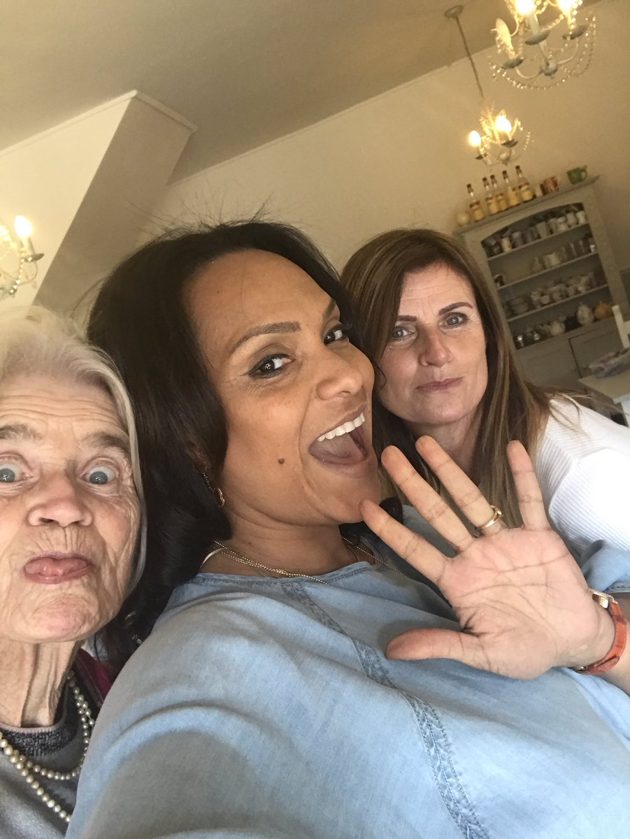 <a href="/PlumcakeCafe/">Plumcake Cafe</a> hahaha cheekieeeeee lady Pam haha on the left