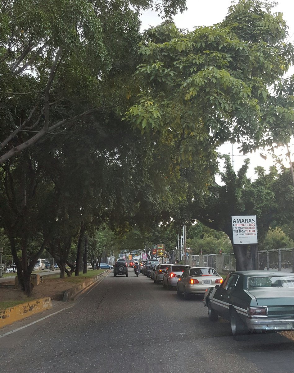 GonsoLeonardo's tweet photo. #Emergencia en @MBIPotencia largas colas para abastecer combustible, un país que produce gasolina pasa esto.@Brullerby_Suare no te veo.... https://t.co/LVu094BNEH