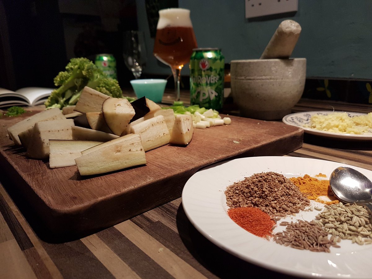 #Curry night! With special guests <a href="/LeftHandBrewing/">Left Hand Brewing Company</a> Extrovert IPA (courtesy of @TheBeerHawk) and <a href="/Tesco/">Tesco</a>'s finest aubergines. Cracking #beer!