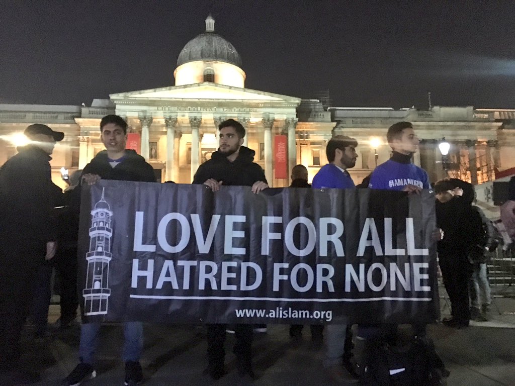 lioneltop's tweet photo. L'hommage des Londoniens ce soir #londonattack https://t.co/zaBp3hAAaU