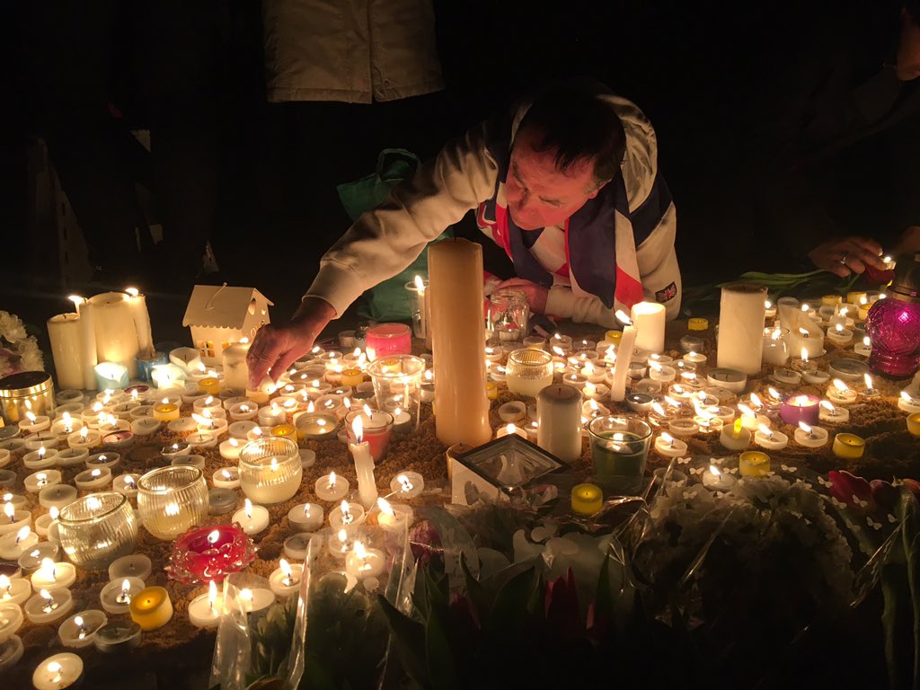 lioneltop's tweet photo. L'hommage des Londoniens ce soir #londonattack https://t.co/zaBp3hAAaU