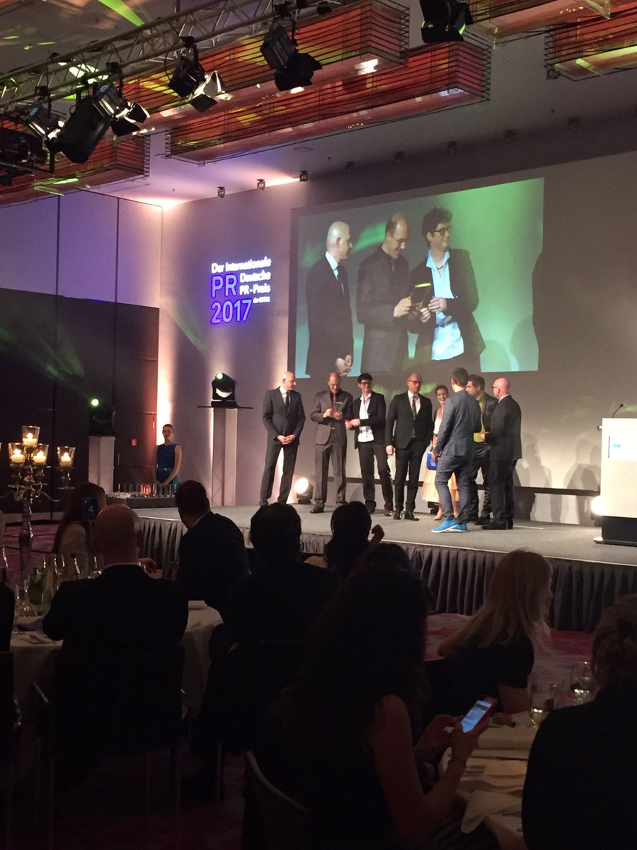 .@EWE_AG hat sich mit gelungenen CORPORATE MEDIA die Trophäe gesichert. Herzlichen Glückwunsch! #prpreis #gewinner2017 #glueckwunsch