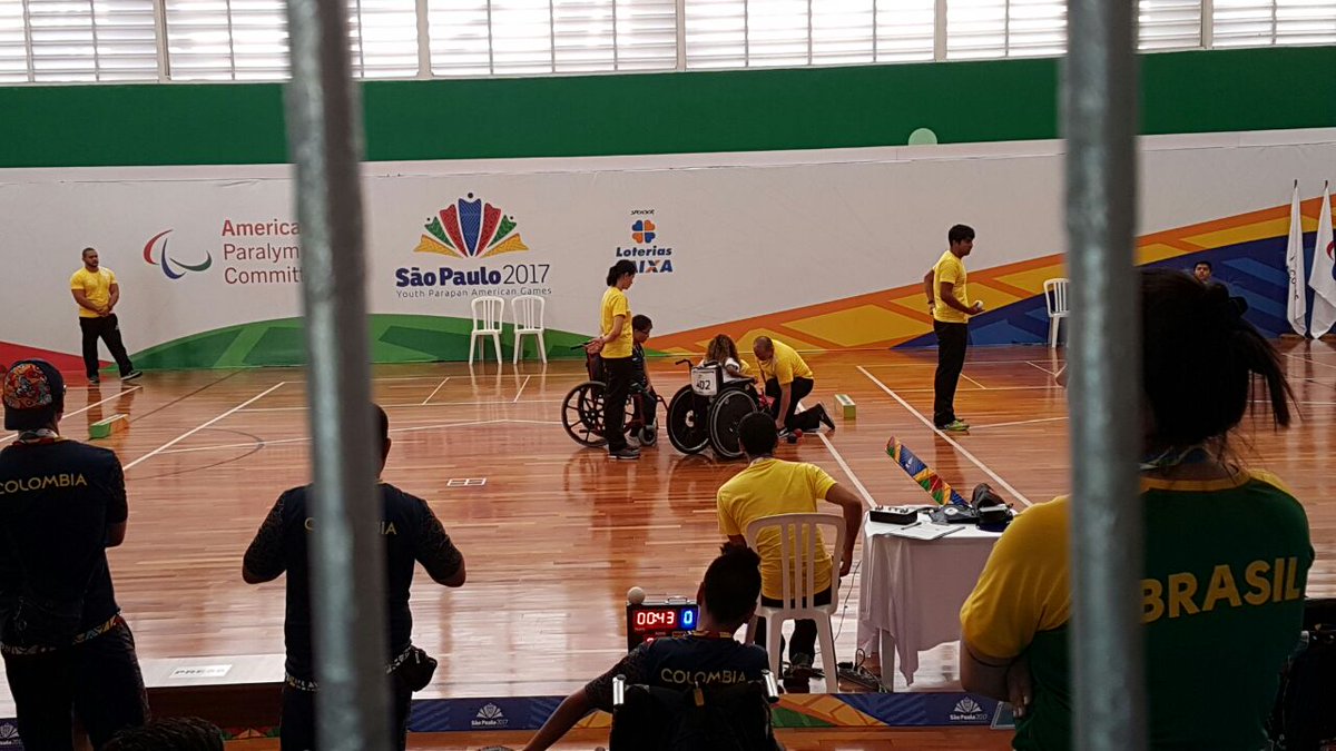 ConsuladoColSp's tweet photo. Hoy el cónsul general acompañó a la delegación Colombiana en sus competencias, y además tuvo el honor de premiarlos. IVParapanamericanos2017 https://t.co/XLkQMr7SZX
