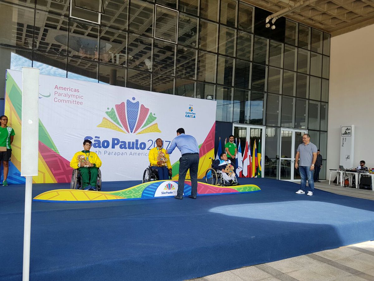 ConsuladoColSp's tweet photo. Hoy el cónsul general acompañó a la delegación Colombiana en sus competencias, y además tuvo el honor de premiarlos. IVParapanamericanos2017 https://t.co/XLkQMr7SZX
