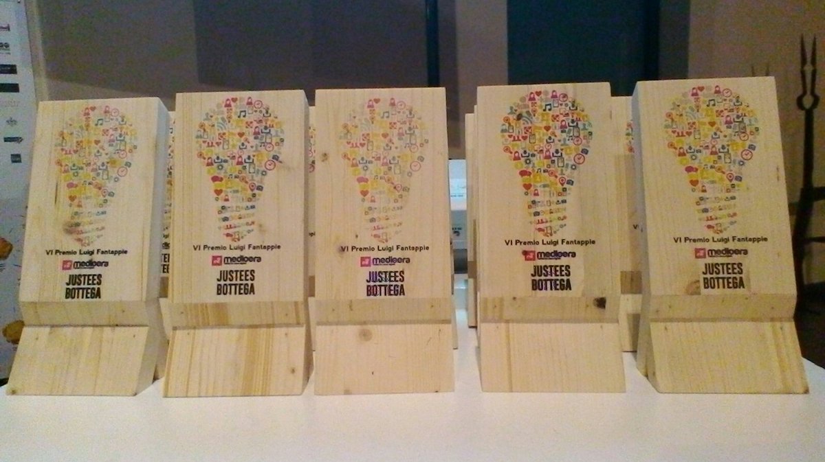 RominaMattoni's tweet photo. A pochi minuti dall'inizio della #startupnight sono arrivati i premi Fantappie' di #justees ! #Medioera17 #lazioinnova #laziocreativo https://t.co/n59EmLHHfE