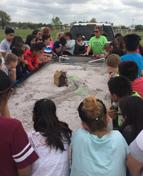 BridgeportIS's tweet photo. Students reviewing weathering, erosion, and deposition with the Agri-Life Stream Trailer. #bisbulls #imatterbis #BridgeportProud #whyBISD https://t.co/3DeOolH9IU