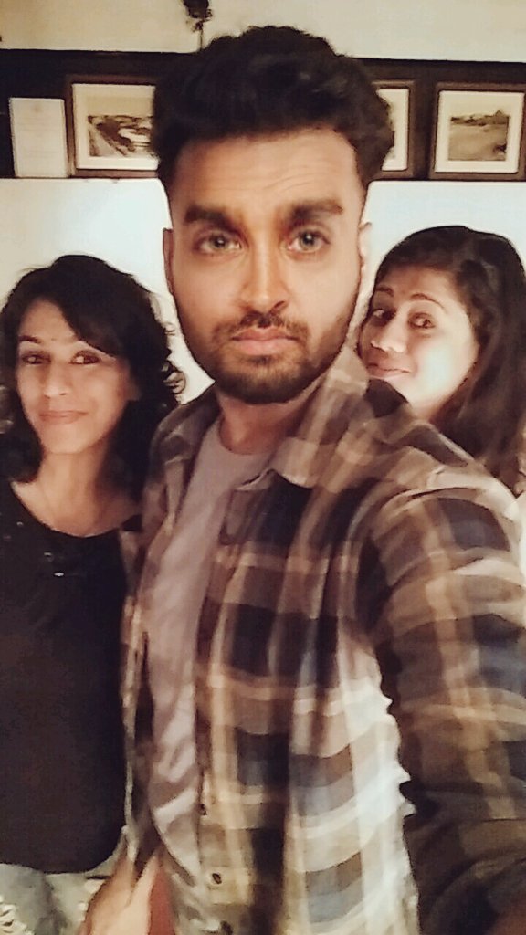 Girliyapa's tweet photo. Dekho bhaaaaai dekhooo! Hum #girliyapa  hi hai tumhare sagey. #preparty #ytff #YTFFMUMBAI  @YouTubeFanFest @YouTubeIndia @ScreenPatti https://t.co/3hXEMku7VF