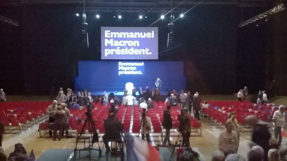 Nos jeunes vosgiens avec @EmmanuelMacron au meeting de #MacronDijon pour soutenir le seul candidat crédible 💪💪💪 #MacronPresident