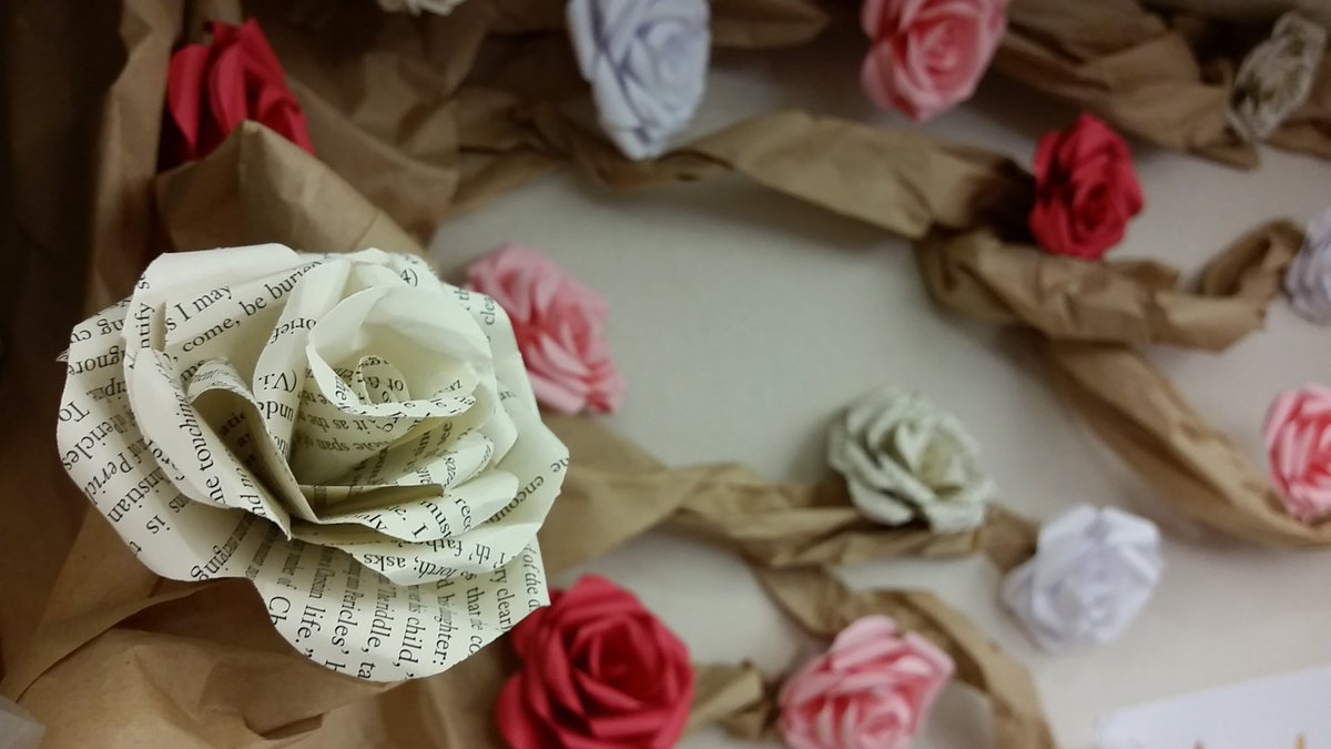 LibraryBlonde13's tweet image. My new library display with the beautiful paper roses I made!!! 🌹💖📚 #BeautyAndTheBeast #LibraryLife #LoveMyJob
