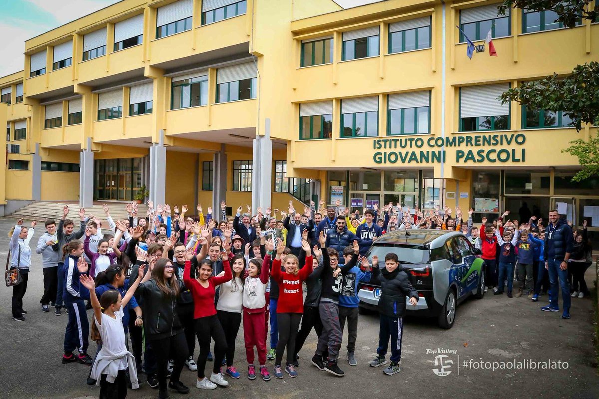 topvolley1972's tweet photo. #TopVolley45 #Ishikawa #Quintana #Fanuli #Strugar #Accendiamoilrispetto con @abbvie nella scuola Pascoli di #Aprilia per parlare di ambiente https://t.co/U9Sh4LILL2